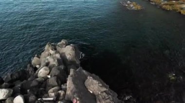 Fil Dağı 'nın güzel manzarası, İzlanda' da insansız hava aracı manzarası olan serbest çalışan bir kız.