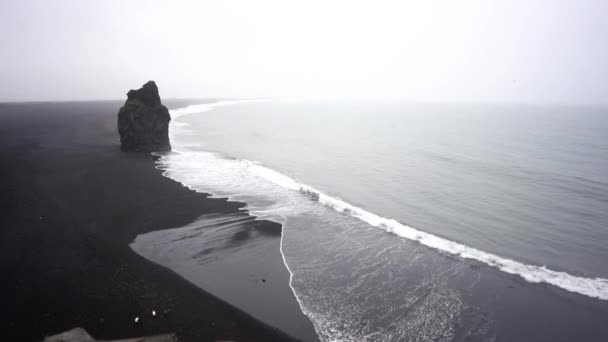 Hermosa Playa Negra Islandia Bajo Lluvia — Vídeos de Stock