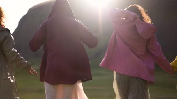 Dziewczyny Kolorowych Płaszczach Przeciwdeszczowych Biegają Polu Islandii — Wideo stockowe
