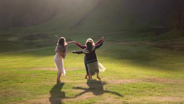 Девушки Разноцветной Одежде Танцуют Исландии Закате — стоковое видео