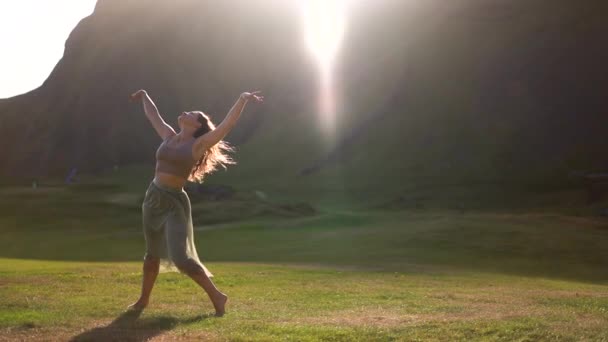 Een Meisje Groene Kleren Danst Een Veld Ijsland Bij Zonsondergang — Stockvideo