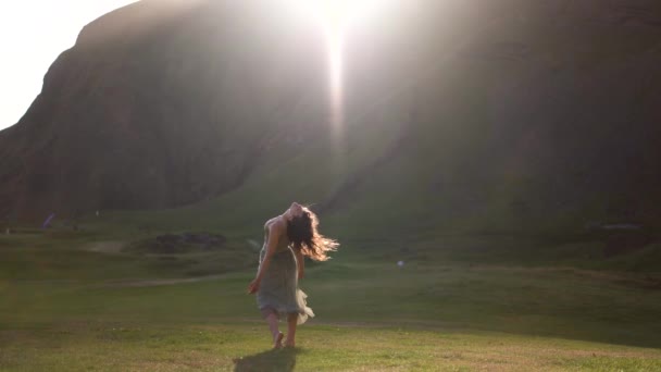 Flicka Gröna Kläder Dansar Ett Fält Island Vid Solnedgången — Stockvideo