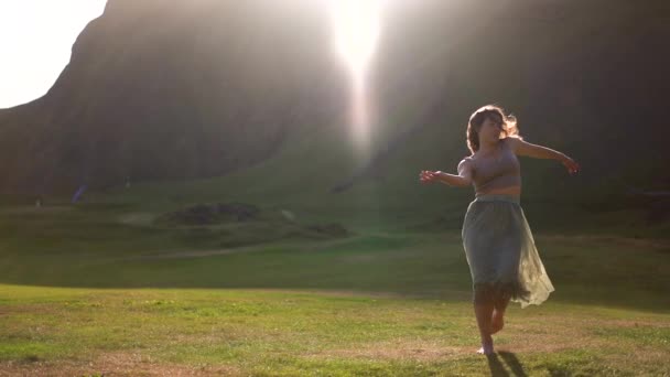 Een Meisje Groene Kleren Danst Een Veld Ijsland Bij Zonsondergang — Stockvideo