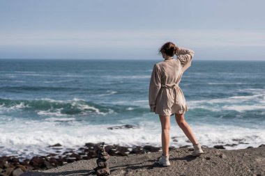 İzlanda 'da bir kız okyanusta yürüyor.