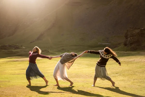 Zlanda Gün Batımında Açık Renkli Bir Elbiseyle Dans Eden Kızlar — Stok fotoğraf