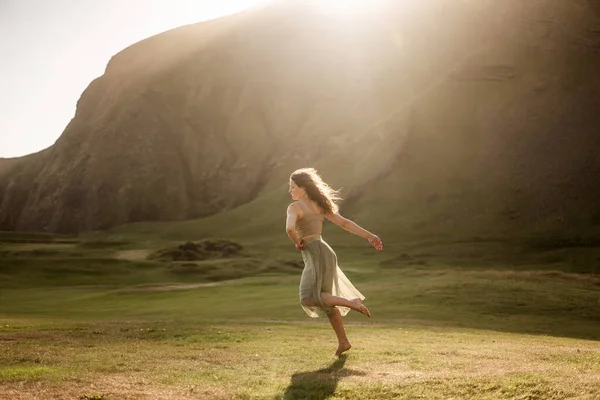 Zlanda Gün Batımında Hafif Bir Elbiseyle Dans Eden Bir Kız — Stok fotoğraf