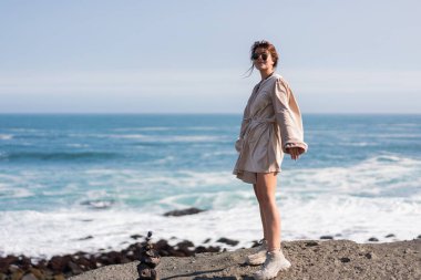 İzlanda 'da bir kız okyanusta yürüyor.