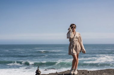 İzlanda 'da bir kız okyanusta yürüyor.