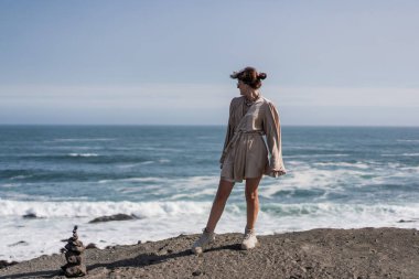 İzlanda 'da bir kız okyanusta yürüyor.