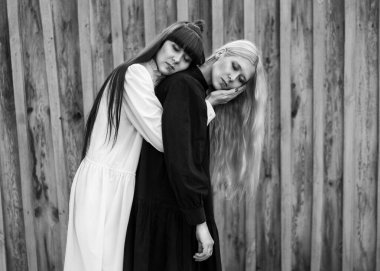 Moda kızları doğada poz veren ikizler, moda tarzı.