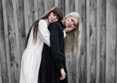 Moda kızları doğada poz veren ikizler, moda tarzı.