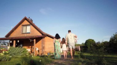 Mutlu aile piknikte birlikte vakit geçirip gülümsüyor.