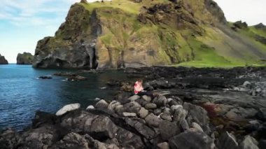 Fil Dağı 'nın güzel manzarası, İzlanda' da insansız hava aracı manzarası olan serbest çalışan bir kız.