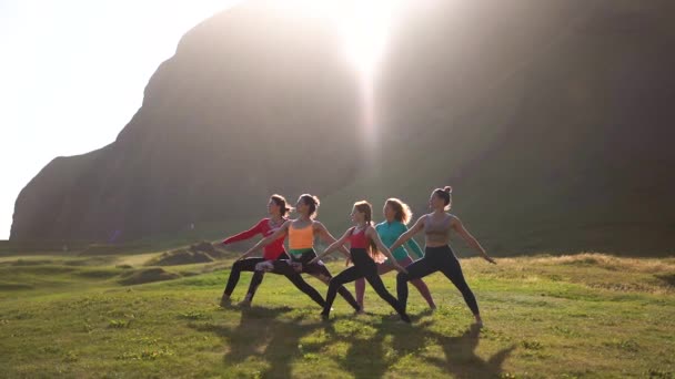 Een Groep Meisjes Die Yoga Doen Bij Zonsondergang Bergen Van — Stockvideo