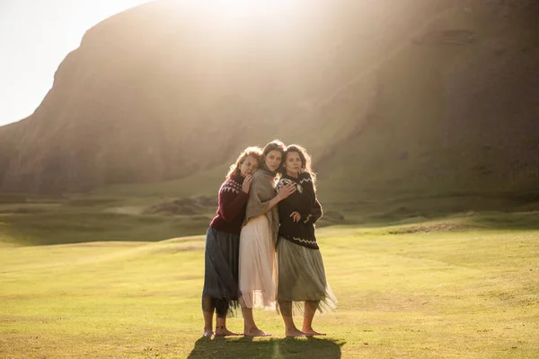 Een Groep Meisjes Toeristen Kleurrijke Nationale Ijslandse Truien Bij Zonsondergang — Stockfoto