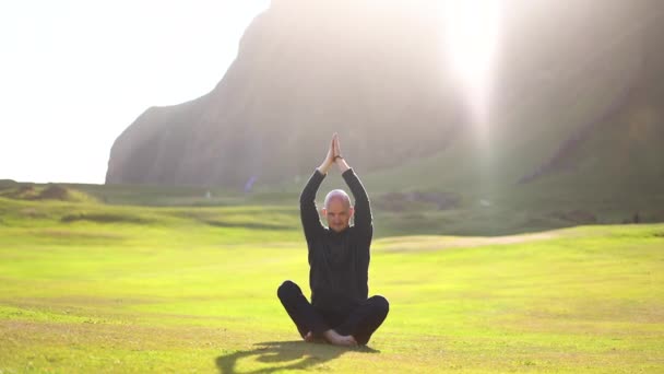 Hombre Haciendo Yoga Naturaleza Atardecer Islandia — Vídeos de Stock