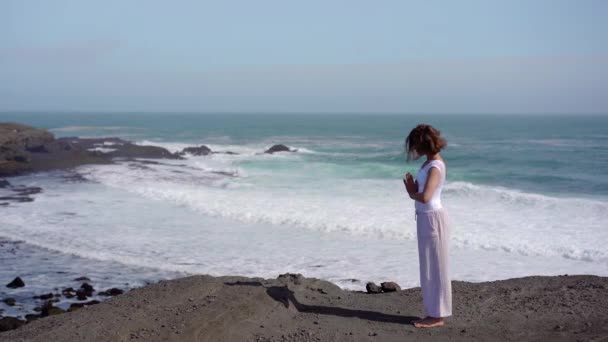 Ragazza Che Yoga Una Roccia Vicino All Oceano Vista Drone — Video Stock