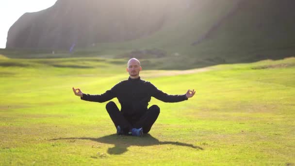 Man Doet Yoga Natuur Bij Zonsondergang Ijsland — Stockvideo