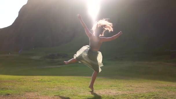 Meisje Danst Een Lichte Jurk Bij Zonsondergang Ijsland — Stockvideo