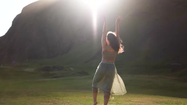 Meisje Danst Een Lichte Jurk Bij Zonsondergang Ijsland — Stockvideo