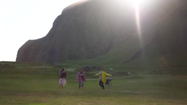 Een Groep Meisjes Danst Improvisatie Natuur Ijsland Bij Zonsondergang — Stockvideo