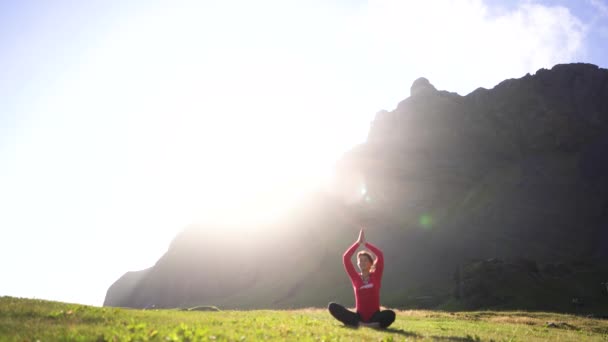 アイスランドの海と波を背景に瞑想する少女 — ストック動画