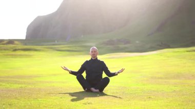 İzlanda 'da gün batımında doğada yoga yapan adam.