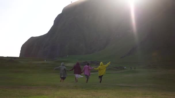 Grupo Meninas Dança Improvisação Natureza Islândia Pôr Sol — Vídeo de Stock