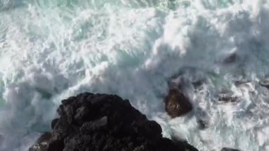 Fırtınalı bir günde muhteşem deniz gelgitinin havadan görüntüsü. İnsansız hava aracı Atlantik Okyanusu 'nda köpükle sörf yapıyor..