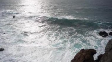 Fırtınalı bir günde muhteşem deniz gelgitinin havadan görüntüsü. İnsansız hava aracı Atlantik Okyanusu 'nda köpükle sörf yapıyor..