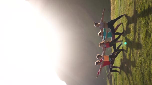アイスランドの山の日没でヨガをしている女の子のグループ — ストック動画
