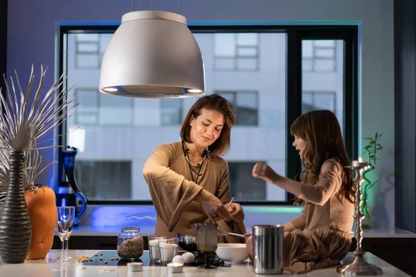 Mutter Und Tochter Beim Pfannkuchenbacken Der Küche — Stockfoto