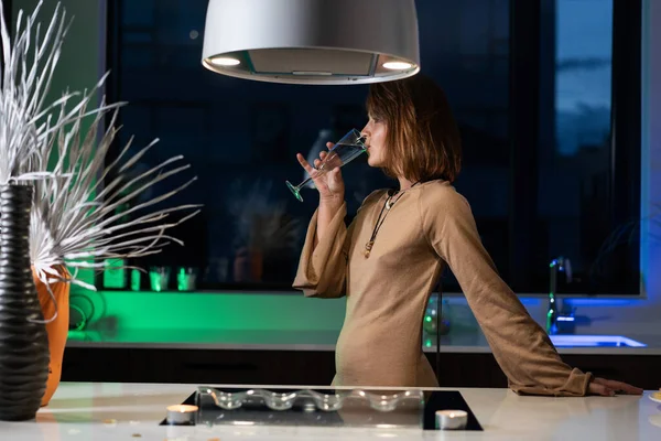 Ein Mädchen Steht Einem Schönen Abendkleid Der Küche Und Trinkt — Stockfoto