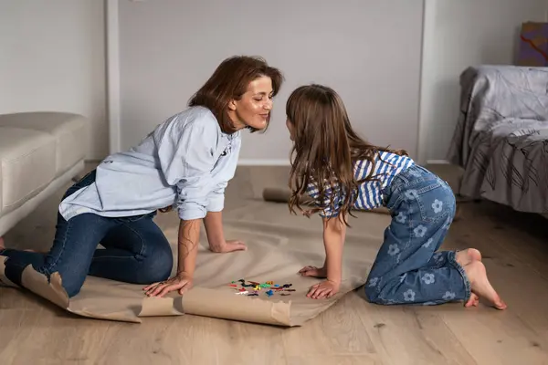 Matka Córka Domu Zajmują Się Rysowaniem Porozumiewaniem Się Sobą Obrazek Stockowy