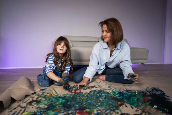 Matka Córka Domu Zajmują Się Rysowaniem Porozumiewaniem Się Sobą Obraz Stockowy