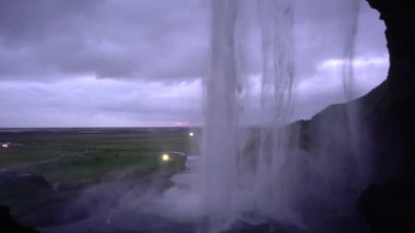 Seljalandsfoss Şelalesi çevre yolu boyunca güzel İzlanda 'da. Yaz mevsiminde İHA saldırısı