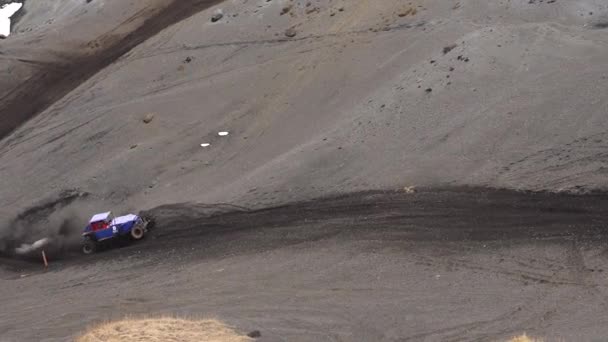 スポーツFpvドローンから撮影 極端なバギーカーレーススピードジャンプ 自然の谷の丘の地形に乗って アリアルショット — ストック動画