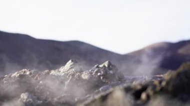 Hâlâ aktif olan bir volkanın ve İzlanda 'daki katı lav manzarasının görüntüsü.