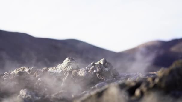 まだ活発な火山の眺めとアイスランドの固体溶岩の眺め — ストック動画