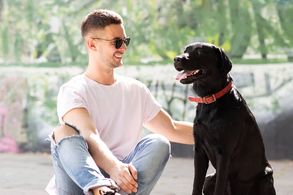 Tipul Ochelari Soare Își Îmbrățișează Câinele Parcul Toamnă Apus Imagini stoc fără drepturi de autor