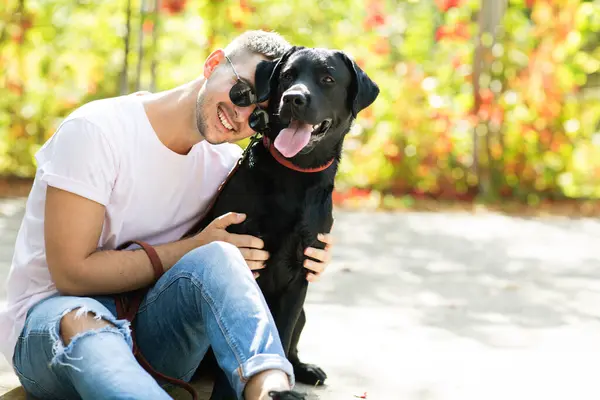Pria Berkacamata Hitam Memeluk Anjingnya Taman Musim Gugur Saat Matahari Stok Foto Bebas Royalti