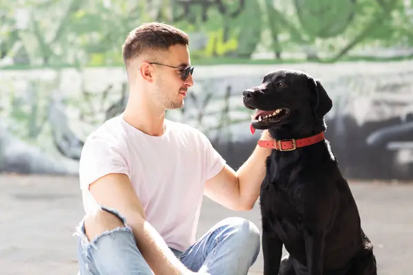 Pria Berkacamata Hitam Memeluk Anjingnya Taman Musim Gugur Saat Matahari Stok Gambar
