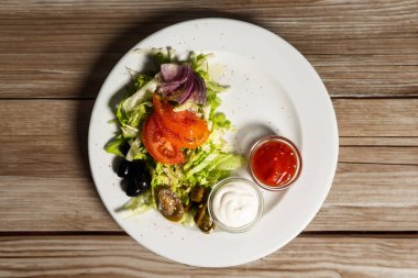 Geleneksel paketler, shawarma caddesi gıda pazarında yerel yemek ve atıştırmalıklar satılıyor.