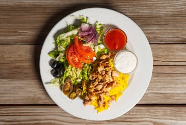 Geleneksel paketler, shawarma caddesi gıda pazarında yerel yemek ve atıştırmalıklar satılıyor.