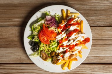 Geleneksel paketler, shawarma caddesi gıda pazarında yerel yemek ve atıştırmalıklar satılıyor.