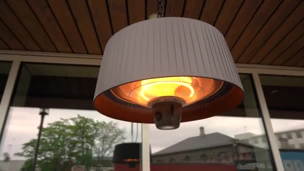 Lampa Termo Tarasie Zewnętrznym Restauracji Ciepłym Światłem — Wideo stockowe