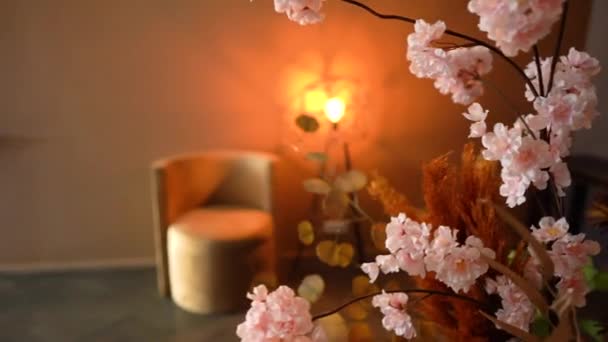Fragment Aranżacji Wnętrz Lampą Krzesłem Oraz Kwiatem Wiśni Renderowanie Wnętrz — Wideo stockowe