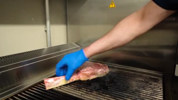 Roosteren Sappige Vlees Steak Met Specerijen Kruiden Brandende Houtskool Vuur — Stockvideo