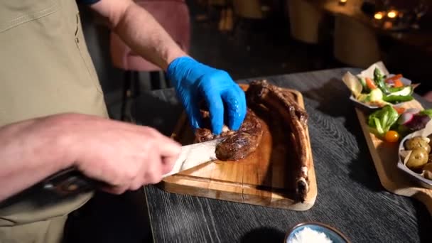 Proces Krojenia Steku Dużym Nożem Kuchennym Desce Krojenia Soczysta Półka — Wideo stockowe
