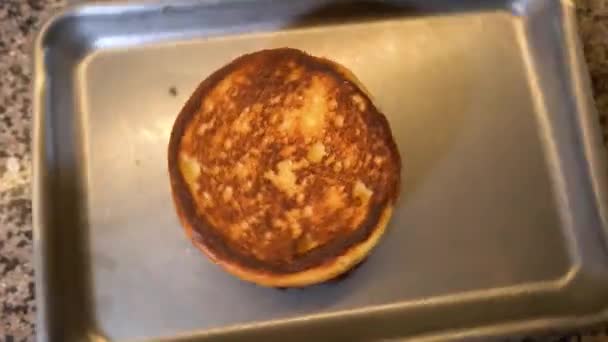 Chef Face Burger Gustos Farfurie Fundal Negru Cheeseburger File Vită — Videoclip de stoc